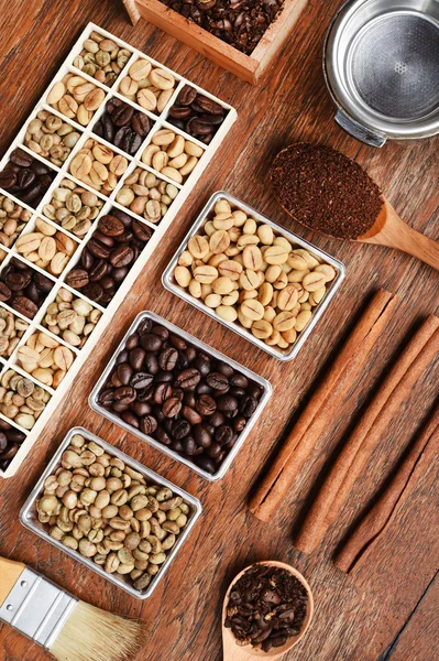 Granos de café con café molido en cuchara de madera y canela — Foto de Stock