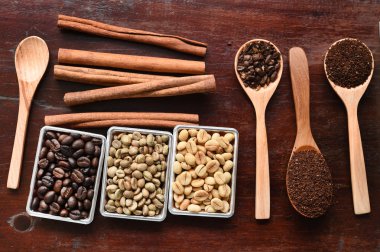 Kahve çekirdekleri ile çekilmiş kahve tahta kaşık ve tarçın 