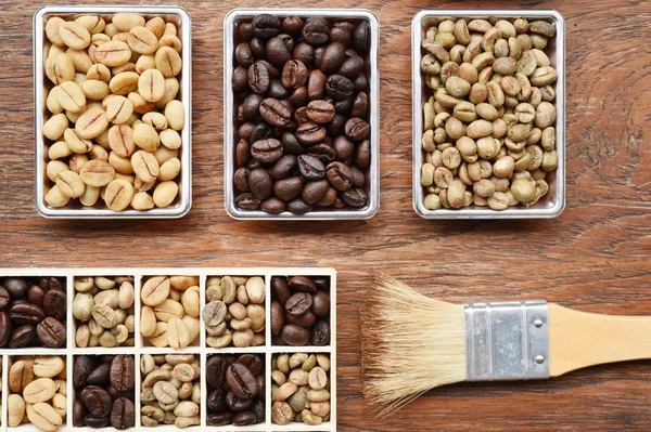 Diferentes formas de café en caja de madera y cepillo — Foto de Stock