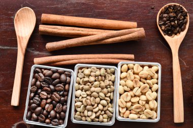 Kahve çekirdekleri ile çekilmiş kahve tahta kaşık ve tarçın 