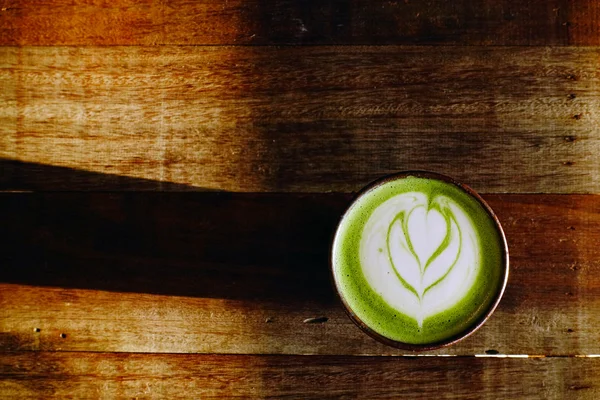 Bir fincan yeşil çay, matcha latte. — Stok fotoğraf