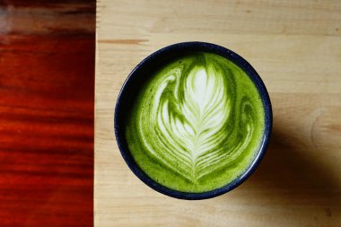 Bir fincan yeşil çay, matcha latte. 