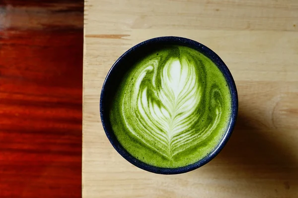 Bir fincan yeşil çay, matcha latte. — Stok fotoğraf