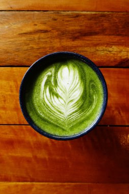 Bir fincan yeşil çay, matcha latte.