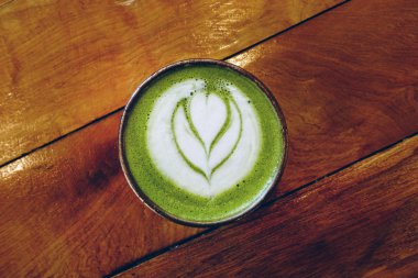 Bir fincan yeşil çay, matcha latte.