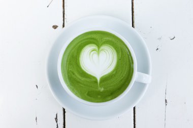 Bir fincan yeşil çay, matcha latte. 