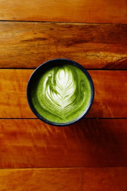 Bir fincan yeşil çay, matcha latte. 