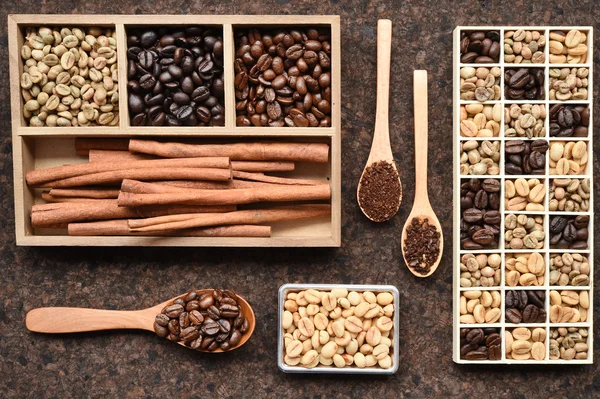 Grãos de café com café moído em colher de madeira e canela — Fotografia de Stock