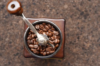 Kahve öğütücüsünde kahve çekirdekleri