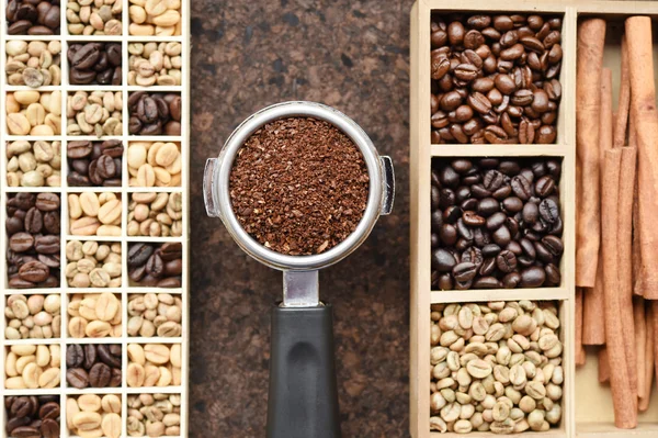 Granos de café recién molidos en un filtro de metal y granos de café con canela — Foto de Stock