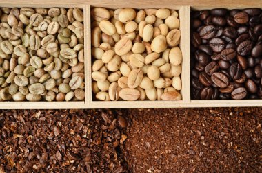 Ahşap kutusunda farklı kahve formları 