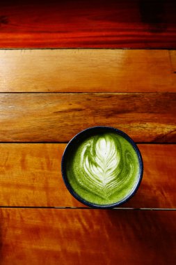 Bir fincan yeşil çay, matcha latte. 