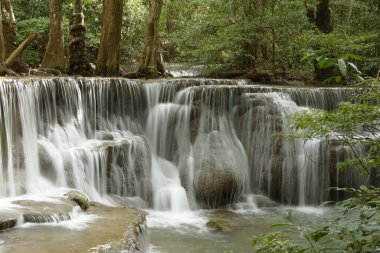Tayland ormanlarında taşlı güzel bir şelale.
