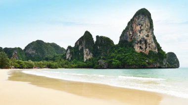 Tropikal plaj ve mavi gökyüzü doğada