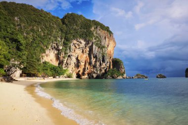 Tropikal plaj ve mavi gökyüzü doğada