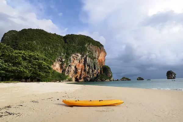 Gul Kajak Båt Vacker Tropisk Strand Och Blå Himmel Naturen — Stockfoto