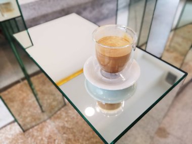 Kafe 'de bir fincan kahveyi kapatıyoruz. 