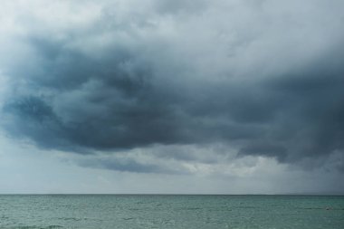 Kumsaldaki bulutlu ve fırtınalı gökyüzü manzarası