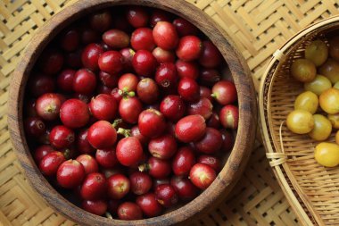 Arka plan için taze kahve çekirdeklerini ahşap kaseye koy.               