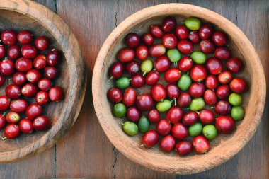 Arka plan için taze kahve çekirdeklerini ahşap kaseye koy.               