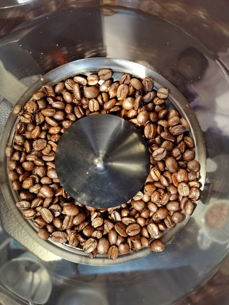 Кофейные Зерна Кофемолке — стоковое фото