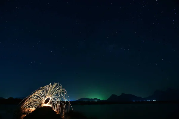 山の上の夜空に星が描かれた美しい光絵 — ストック写真