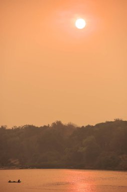 Gün batımından sonra göldeki gökyüzü.