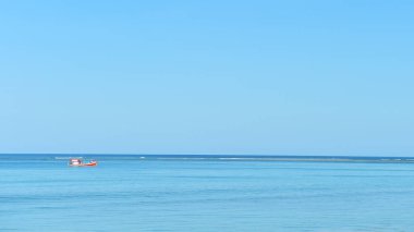 Tropikal plaj ve mavi gökyüzü doğada