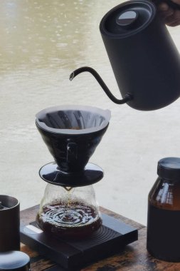 Kahve tozunun üzerine sıcak su dök. Damla kahve yap..