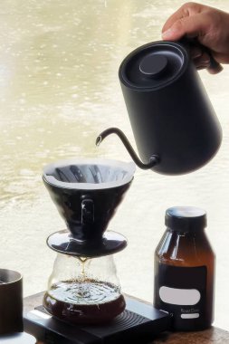 Kahve tozunun üzerine sıcak su dök. Damla kahve yap..