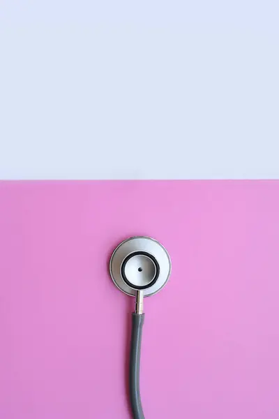 Nahaufnahme Des Stethoskops Auf Rosa Und Weißem Hintergrund — Stockfoto