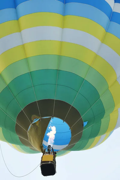 青い空を旅する旅の始まりにカラフルな熱気球が — ストック写真