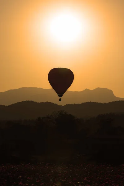 Αερόστατο Θερμού Αέρα Πάνω Από Ψηλό Βουνό Στο Ηλιοβασίλεμα — Φωτογραφία Αρχείου