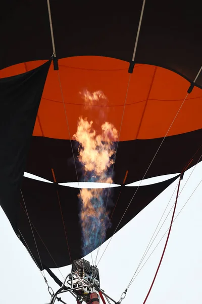 旅の始まりにカラフルな熱気球が — ストック写真