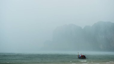 Kumsaldaki bulutlu ve fırtınalı gökyüzü manzarası
