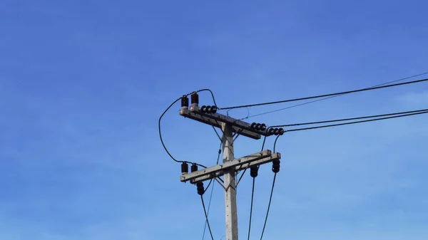 青い空の背景を持つ電柱上の送電線のための装置 — ストック写真