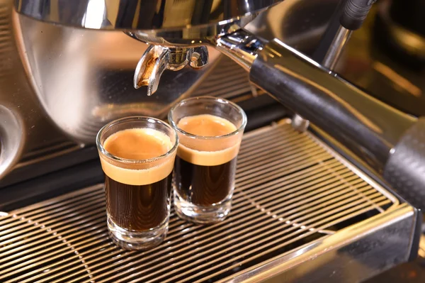 Máquina de café preparando xícara de café — Fotografia de Stock