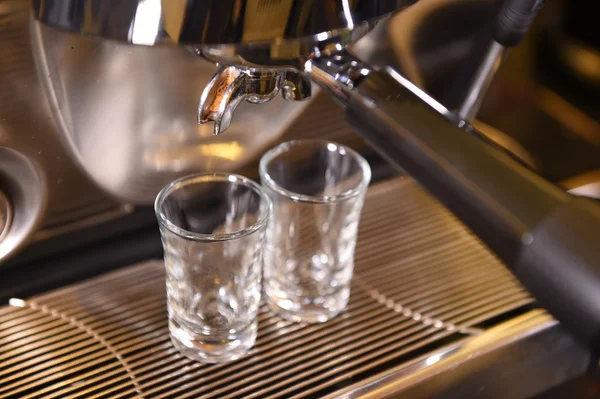 Máquina de café preparando xícara de café — Fotografia de Stock