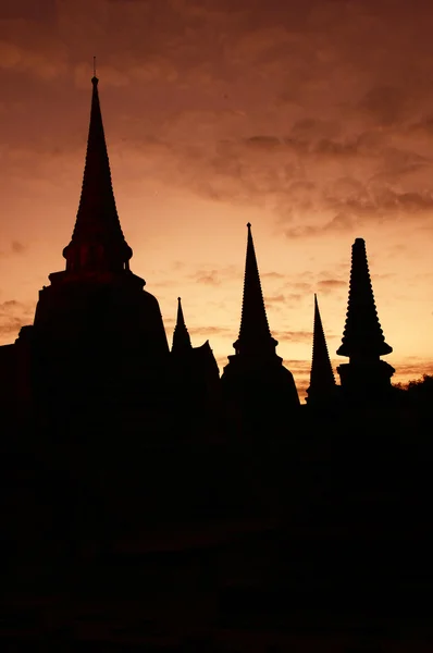 ワット ・ プラ ・ スリ · サンペット、タイのシルエット — ストック写真