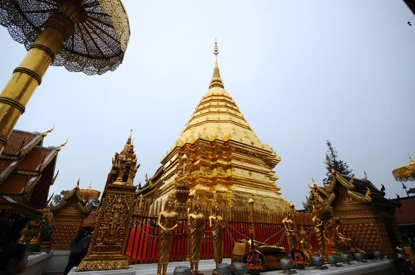 Golden pagoda wat Phra That Doi Suthep, Thailand — Stok Foto