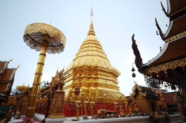 Goldene Pagode mit Buddha-Statue, wat phra that doi suthep, Thailand — Stockfoto