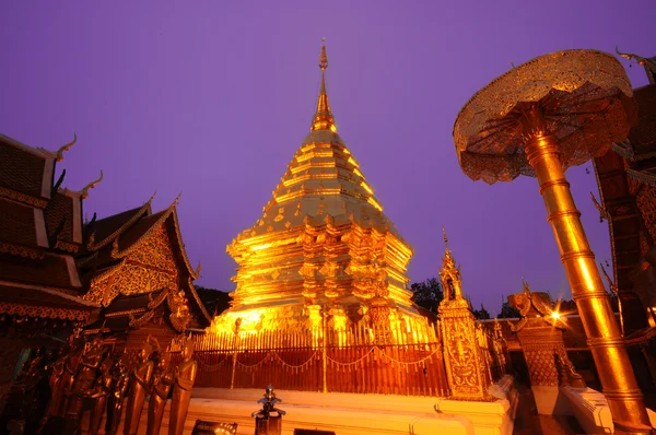 Phra that doi suthep tempel in der dämmerung, thailand — Stockfoto