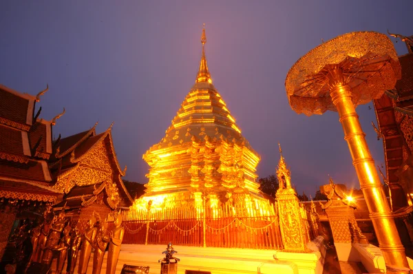 Phra that doi suthep tempel in der dämmerung, thailand — Stockfoto