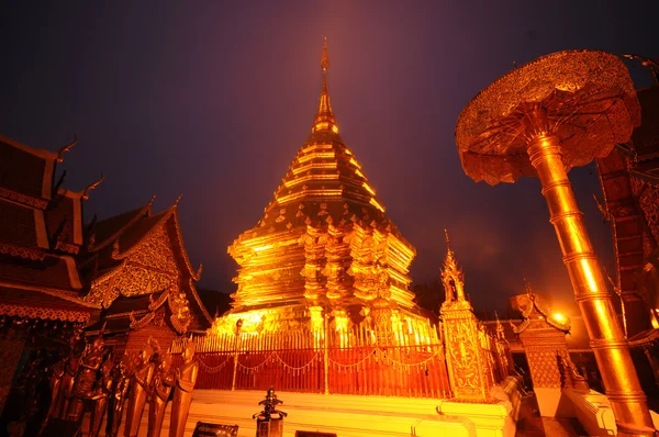 Phra dat Doi Suthep Tempel in twilight, Thailand — Stockfoto