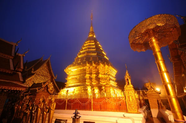 Phra that doi suthep tempel in der dämmerung, thailand — Stockfoto