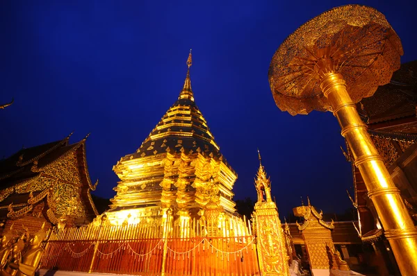 Phra dat Doi Suthep Tempel in twilight, Thailand — Stockfoto