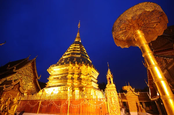 Phra That Doi Suthep tempio al crepuscolo, Thailandia — Foto Stock