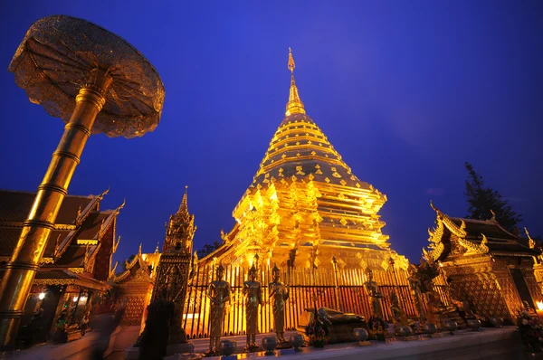 Gouden pagode in twilight tijd, Thailand — Stockfoto