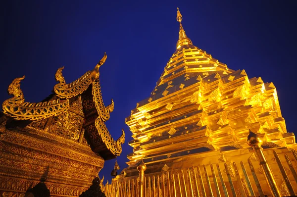 Pagoda d'oro nel tempo del crepuscolo, Thailandia — Foto Stock