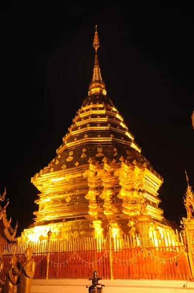 Złota pagoda w zmierzchu czas, Tajlandia — Zdjęcie stockowe